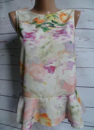 Яскрава блуза з баскою