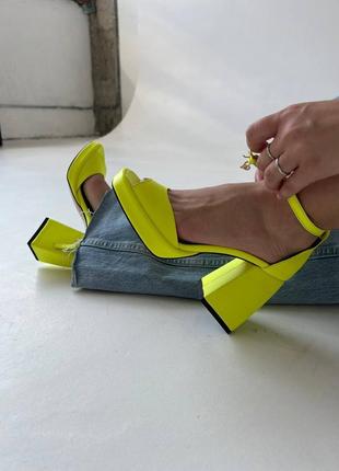 Яркие кислотные неоновые жёлтые босоножки на массивном каблуке