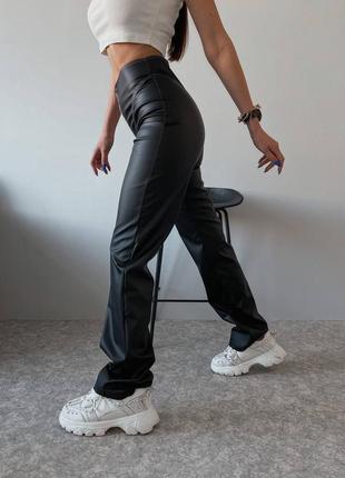 Шкіряні брюки преміум якісні з еко шкіри на трикотажі штани чорні базові стильні трендові з імітацією стрінг білизни3 фото