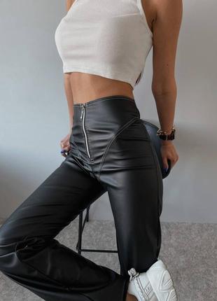 Шкіряні брюки преміум якісні з еко шкіри на трикотажі штани чорні базові стильні трендові з імітацією стрінг білизни5 фото