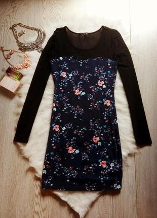 Синее платье в цветочный принт и черной сеточкой в обтяжку по фигуре под кеды туфли