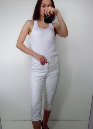 Белые джинсовые бриджи.2 фото
