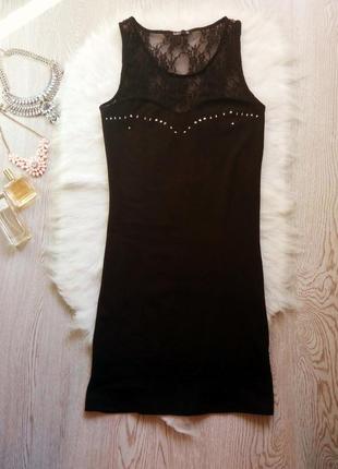 Черное платье с гипюром и серебристыми клепками на декольте в обтяжку по фигуре нарядное