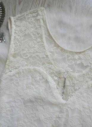 Біле ошатне вечірнє коротке мініжорстке плаття гіпюр із сексі декольте чашками4 фото