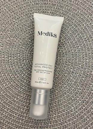 Зволожуючий сонцезахисний medik8 advanced day total protect spf30
