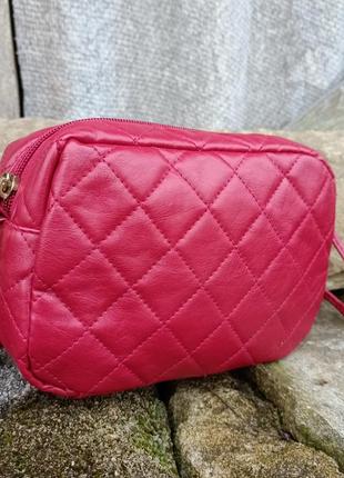 Красная стеганная сумочка через плечо. кроссбоди. текстиль сумка es carte италия3 фото