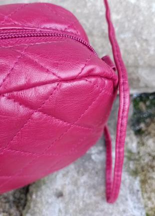 Красная стеганная сумочка через плечо. кроссбоди. текстиль сумка es carte италия7 фото