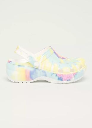 Женские шлепанцы crocs classic platform tie dye graph