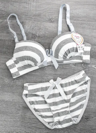 Красивий комплект жіночої білизни