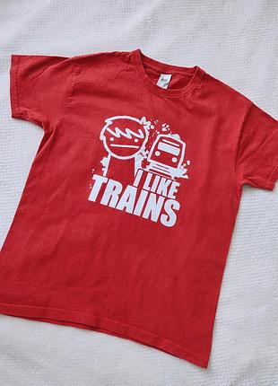 Червона футболка на хлопчика. футболочка