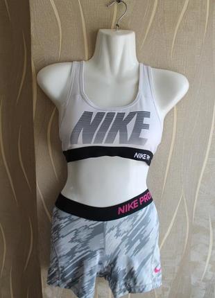 Чарівний топ для активної жизны в стильному дизайні nike