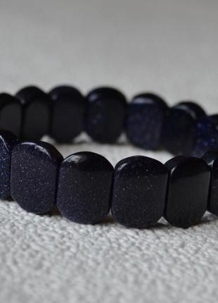 Браслет з натурального каменю синього авантюрину чорний сяючий з блискітками на гумці1 фото
