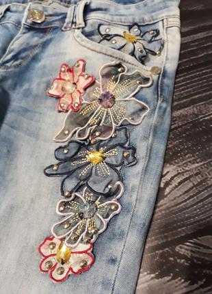 Крутые джинсы с объёмными цветами и камнями2 фото