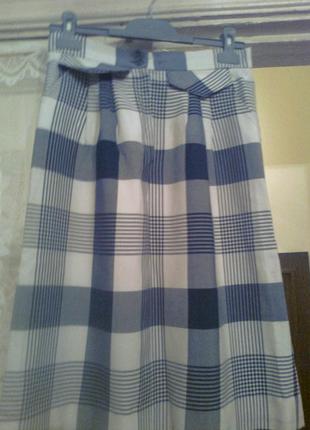 Стильная юбка в синюю клетку отличного качества на подкладке, с карманами, нитеньки
