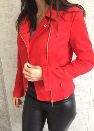 Замшевая красная куртка- косуха.6 фото