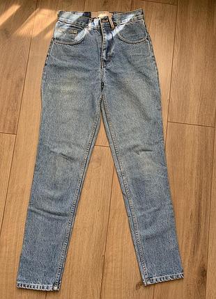 Джинсы мом