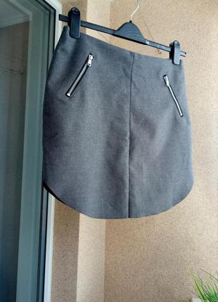 Красивая темно-серая юбка мини с оригинальными закруглениями по бокам3 фото