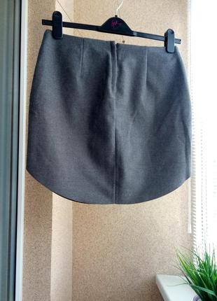 Красивая темно-серая юбка мини с оригинальными закруглениями по бокам5 фото
