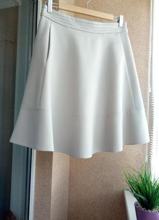Красивая однотонная светло-серая юбка
