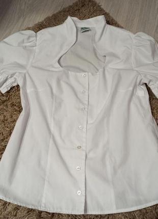 Белоснежная блуза с коротким пышным рукавом и оригинальным вырезом2 фото