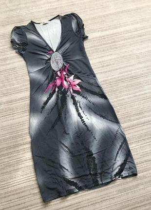 Нарядное серое платье с цветочным принтом