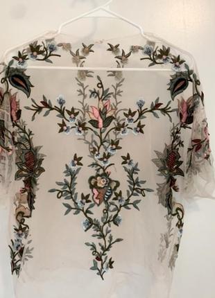 Сетчатая блуза нежно-розового цвета с разноцветной вышивкой цветами. zara