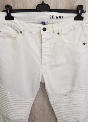 Белые мужские сильно зауженные джинсы4 фото