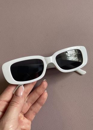 Стильні жіночі прямокутні окуляри в білій оправі