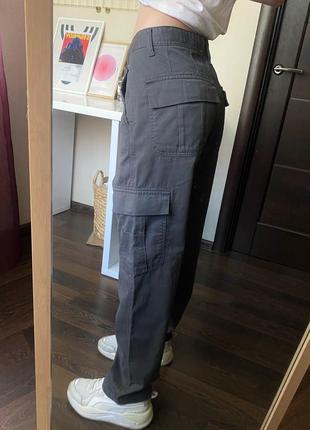 Штаны с карманами карго темно-серые4 фото