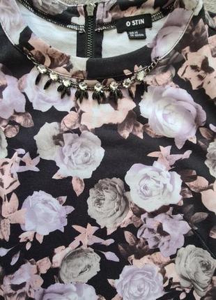 Черное платье-футляр оstin с украшением-колье, принт: сиреневые и серые розы1 фото
