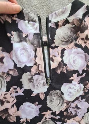 Черное платье-футляр оstin с украшением-колье, принт: сиреневые и серые розы4 фото