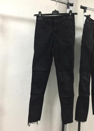Базовые джинсы джегинсы скини с необработанными краями