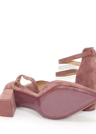 Женские замшевые розовые босоножки с закрытой пяткой на каблуке.6 фото
