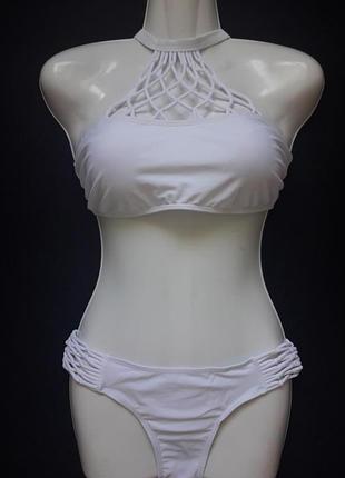 Класний роздільний купальник з поролоновими чашками і плетіннями