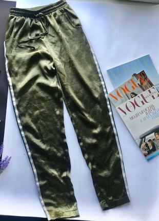Оливковые сатиновые спортивные штаны хаки с  лампасами1 фото