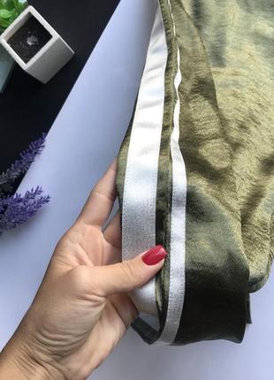 Оливковые сатиновые спортивные штаны хаки с  лампасами3 фото