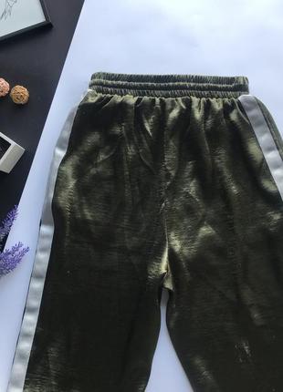 Оливковые сатиновые спортивные штаны хаки с  лампасами4 фото