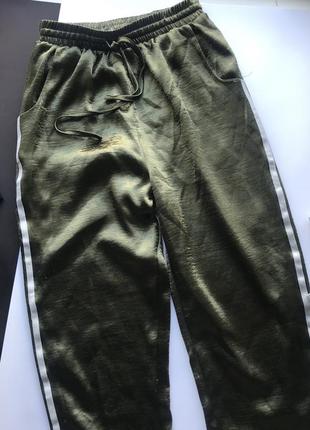 Оливковые сатиновые спортивные штаны хаки с  лампасами7 фото