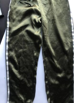 Оливковые сатиновые спортивные штаны хаки с  лампасами8 фото