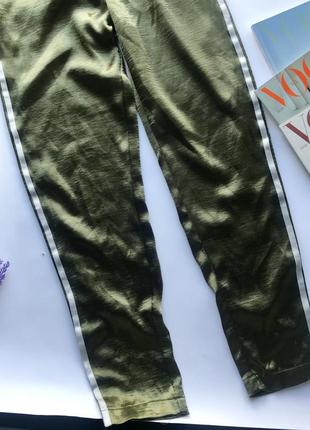 Оливковые сатиновые спортивные штаны хаки с  лампасами10 фото