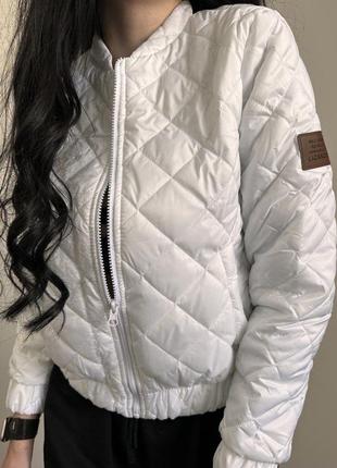 Курточка бомбер стеганая короткая легкая весенняя бежевая черная белая розовая пудровая на молнии пиджак кардиган кофта