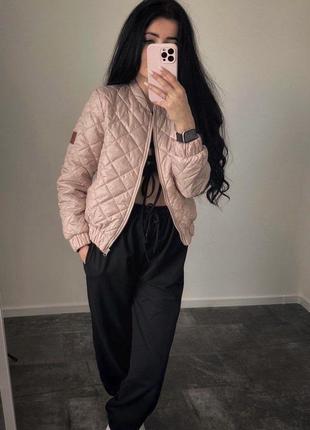 Курточка бомбер стеганая короткая легкая весенняя бежевая черная белая розовая пудровая на молнии пиджак кардиган кофта