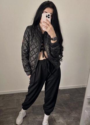 Курточка бомбер стеганая короткая легкая весенняя бежевая черная белая розовая пудровая на молнии пиджак кардиган кофта