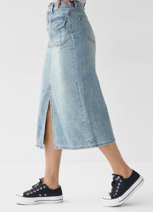 Джинсовая юбка с разрезом и накладными карманами5 фото