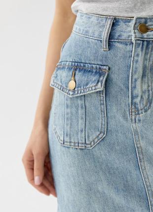 Джинсовая юбка с разрезом и накладными карманами4 фото
