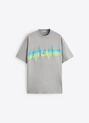 Zara футболка с неоновой надписью