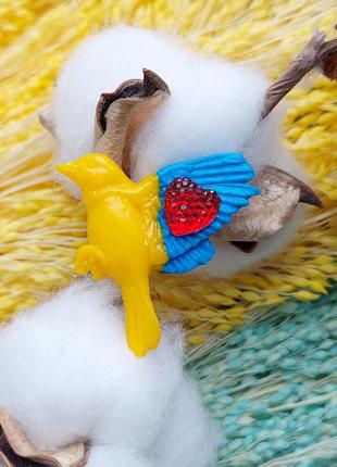Патриотическая брошь птичка с сердцем в желто-голубых цветах, ручная работа