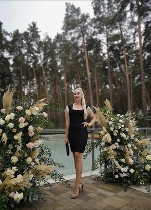 Вечірня чорна сукня