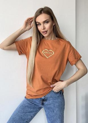 Терракотовая футболка с вышитым сердцем