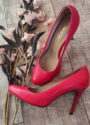 Красные акцэнтные туфли лодочки на шпильке1 фото